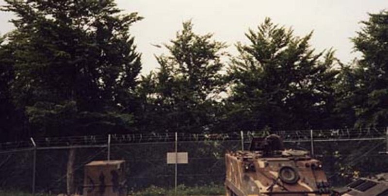 apr0203_TS5.jpg - Todd Stach - E Troop - Border / Tennessee - 1986 - OP hardstand with APC.