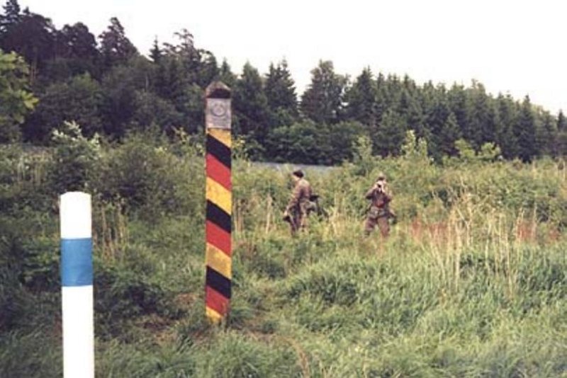 apr1303_TS32.jpg - Todd Stach - E Troop - Border - 1986 - 2 GAKs watch US Patrol.