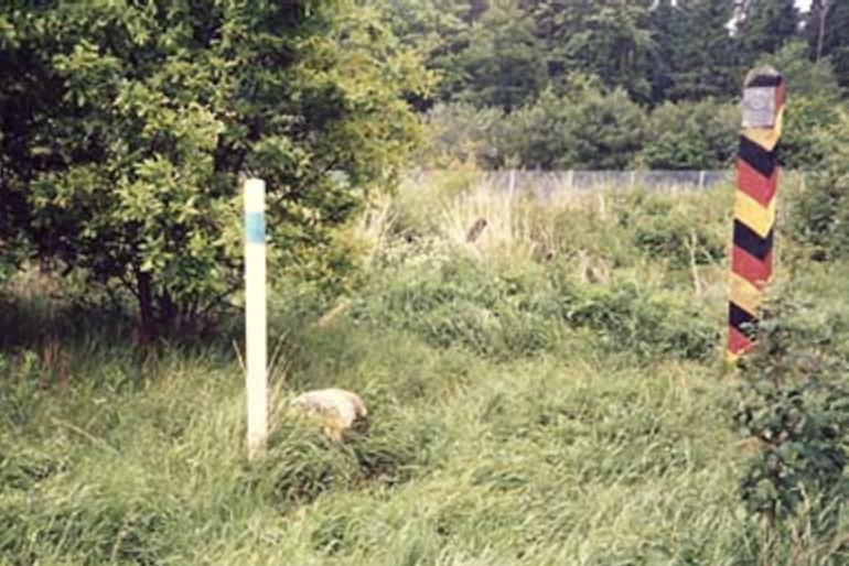 apr1303_TS35.jpg - Todd Stach - E Troop - Border - 1986 - A standard foto for any trooper with a camera.
